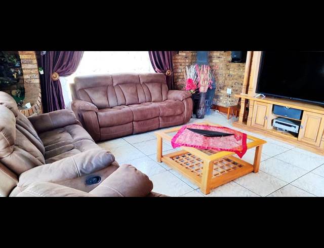 3 BEDROOM HOUSE FOR SALE IN GREENHILLS EXT 3